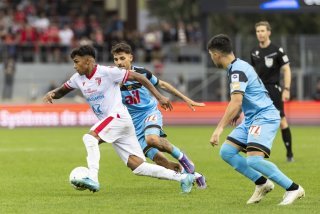 Baltazar Costa (SIO), gauche, lutte pour le ballon avec Uran Bislimi (LUG)